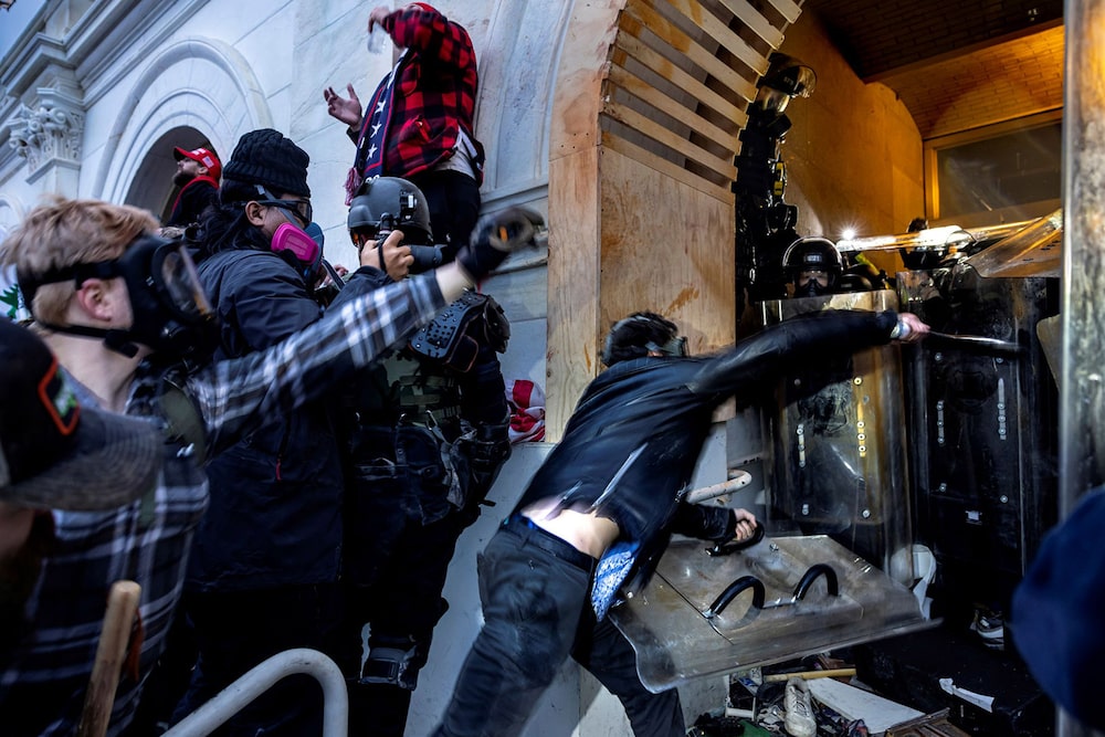 Partidarios de Trump se enfrentan a la policía y a las fuerzas de seguridad mientras la gente intenta asaltar el Capitolio de EE.UU. el 6 de enero de 2021 en Washington. Fotógrafo: Brent Stirton/Getty Images Partidarios de Trump se enfrentan a la policía y a las fuerzas de seguridad mientras la gente intenta asaltar el Capitolio de EE.UU. el 6 de enero de 2021 en Washington. Fotógrafo: Brent Stirton/Getty Images