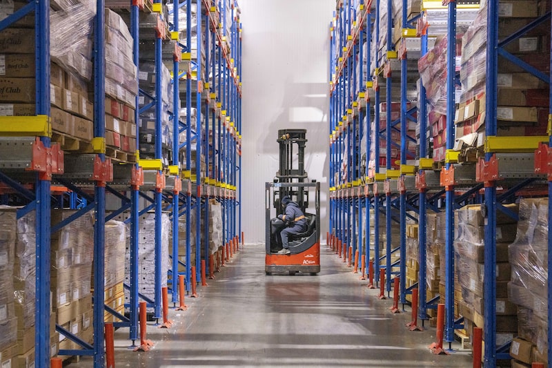 Corredor em depósito. Corredor em depósito.