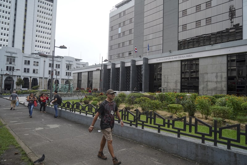 Los peatones pasan frente a la sede del Banco Central de Costa Rica en San José, Costa Rica, el viernes 12 de agosto de 2022. Los peatones pasan frente a la sede del Banco Central de Costa Rica en San José, Costa Rica, el viernes 12 de agosto de 2022.