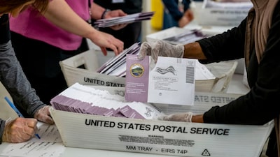 Corte Suprema de EE.UU. le da la razón a Trump, por ahora, sobre restricciones al voto por correo Corte Suprema de EE.UU. le da la razón a Trump, por ahora, sobre restricciones al voto por correo