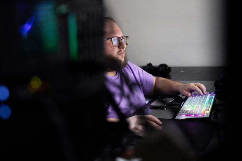 Jake Nesler treinou um agente de IA para negociar ativos com base em seu próprio comportamento. Foto: Bloomberg Jake Nesler treinou um agente de IA para negociar ativos com base em seu próprio comportamento. Foto: Bloomberg