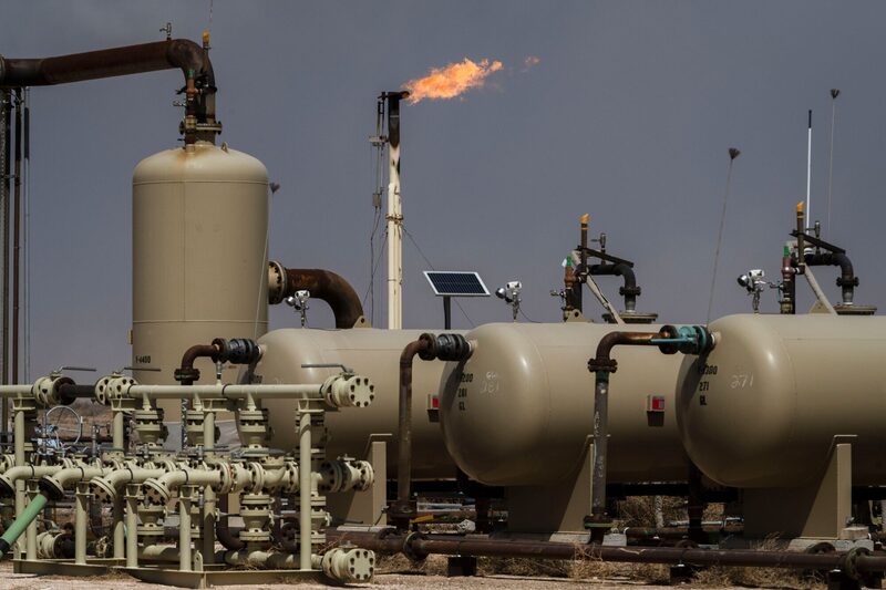 La agencia de calificación crediticia también había rebajado su hipótesis sobre el precio del petróleo para 2025 a US$65 por barril, desde los US$70 de abril. La agencia de calificación crediticia también había rebajado su hipótesis sobre el precio del petróleo para 2025 a US$65 por barril, desde los US$70 de abril.