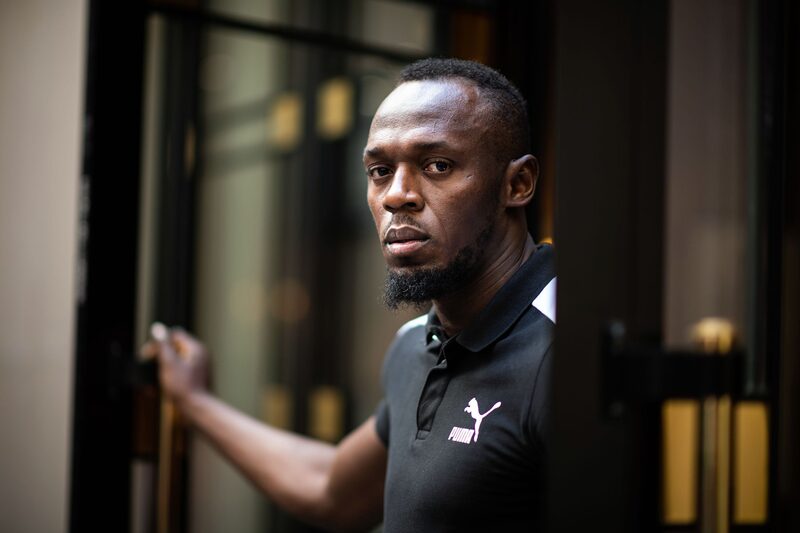 El velocista olímpico jamaicano Usain Bolt posa durante una sesión de fotos mientras lanza una nueva marca de scooters eléctricos llamada "Bolt" en París, el 15 de mayo de 2019. Fotógrafo: Martin Bureau/AFP/Getty Images El velocista olímpico jamaicano Usain Bolt posa durante una sesión de fotos mientras lanza una nueva marca de scooters eléctricos llamada "Bolt" en París, el 15 de mayo de 2019. Fotógrafo: Martin Bureau/AFP/Getty Images