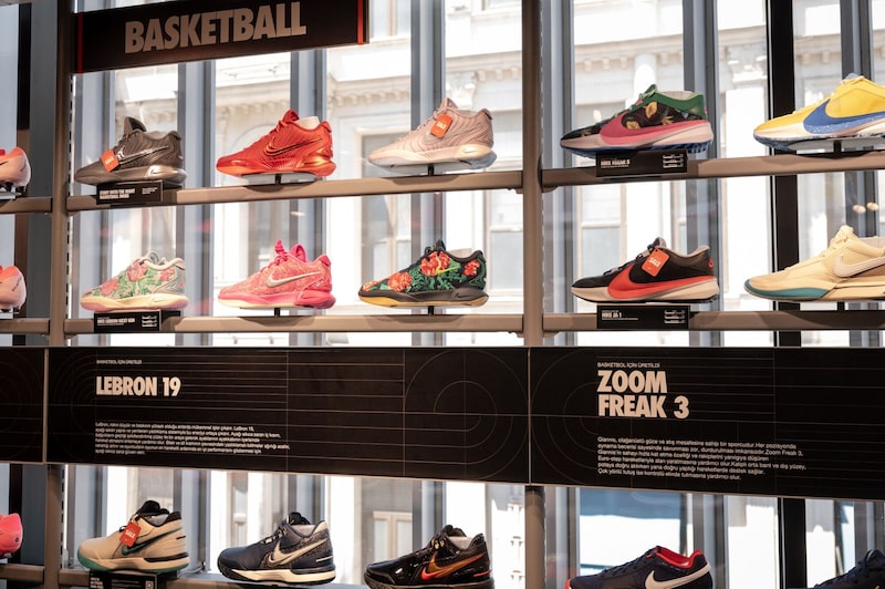 La compañía de ropa y calzado deportivo más grande se enfrenta a un descenso en sus estimaciones financieras. La compañía de ropa y calzado deportivo más grande se enfrenta a un descenso en sus estimaciones financieras.