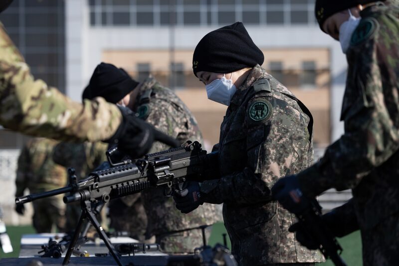 Militares norte-coreanos treinam próximo da fronteira Militares norte-coreanos treinam próximo da fronteira