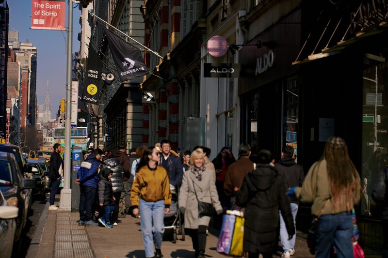 Pedestres caminham nas ruas e Nova York Pedestres caminham nas ruas e Nova York