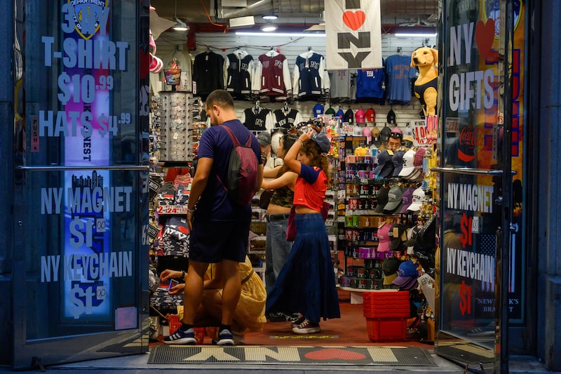 La confianza del consumidor estadounidense cae a su nivel más bajo en cinco meses. La confianza del consumidor estadounidense cae a su nivel más bajo en cinco meses.