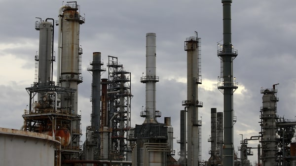 Petróleo cae mientras situación en China aumenta la preocupación por la demanda Petróleo cae mientras situación en China aumenta la preocupación por la demanda