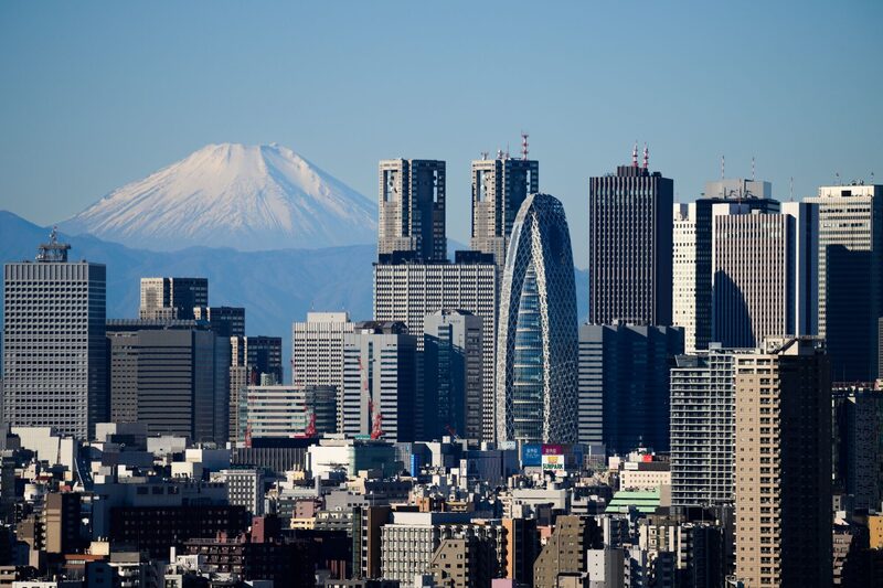 El monte Fuji se alza detrás de los edificios de Tokio, Japón. El monte Fuji se alza detrás de los edificios de Tokio, Japón.