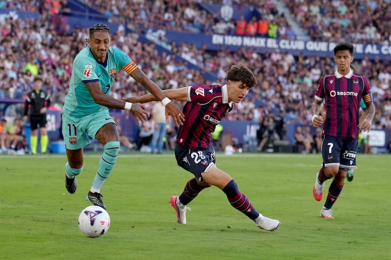 A Telefónica e a DAZN já possuíam direitos para transmitir metade das partidas da liga, e o novo contrato restaura as partidas que a Telefónica perdeu para a DAZN em um leilão anterior (Foto: Alex Caparros/Getty Images) A Telefónica e a DAZN já possuíam direitos para transmitir metade das partidas da liga, e o novo contrato restaura as partidas que a Telefónica perdeu para a DAZN em um leilão anterior (Foto: Alex Caparros/Getty Images)
