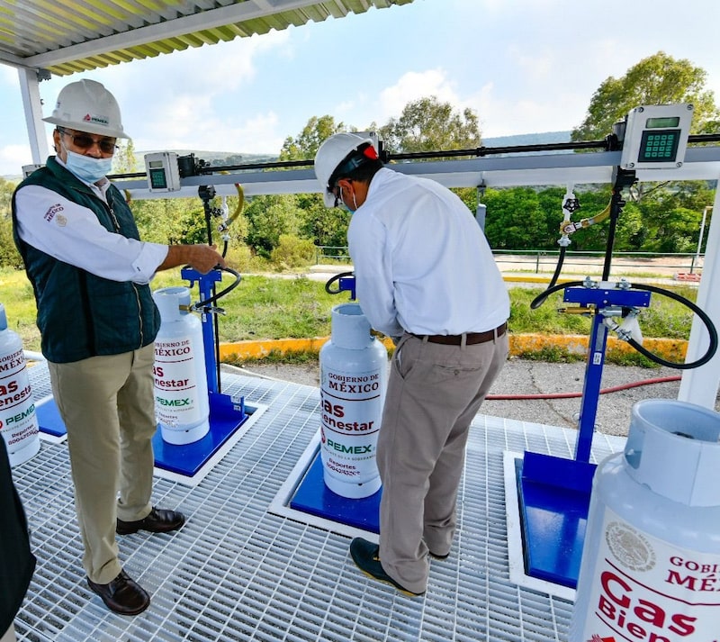 El CEO de Pemex, Octavio Romero Oropeza, verifica el llenado de cilindros de Gas LP de la filial de Pemex, Gas Bienestar. El CEO de Pemex, Octavio Romero Oropeza, verifica el llenado de cilindros de Gas LP de la filial de Pemex, Gas Bienestar.
