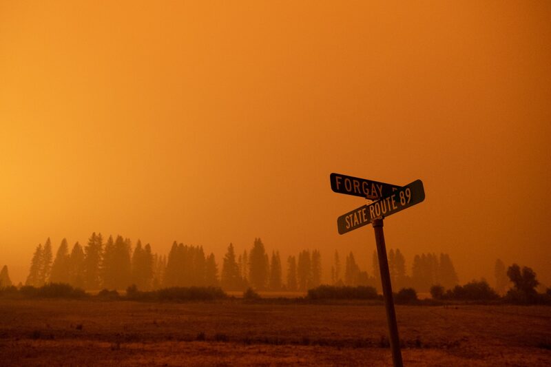 Señales de la ruta estatal 89 y de la carretera de Forgay contra un cielo naranja durante un incendio forestal. Fotógrafo: David Odisho/Bloomberg Señales de la ruta estatal 89 y de la carretera de Forgay contra un cielo naranja durante un incendio forestal. Fotógrafo: David Odisho/Bloomberg