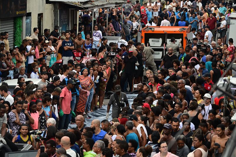 Moradores tomam a praça São Lucas, na favela da Vila Cruzeiro, no Complexo da Penha, depois de operação policial que deixou pelo menos 119 mortos (Foto: Pablo Porciuncula/AFP via Getty Images) Moradores tomam a praça São Lucas, na favela da Vila Cruzeiro, no Complexo da Penha, depois de operação policial que deixou pelo menos 119 mortos (Foto: Pablo Porciuncula/AFP via Getty Images)