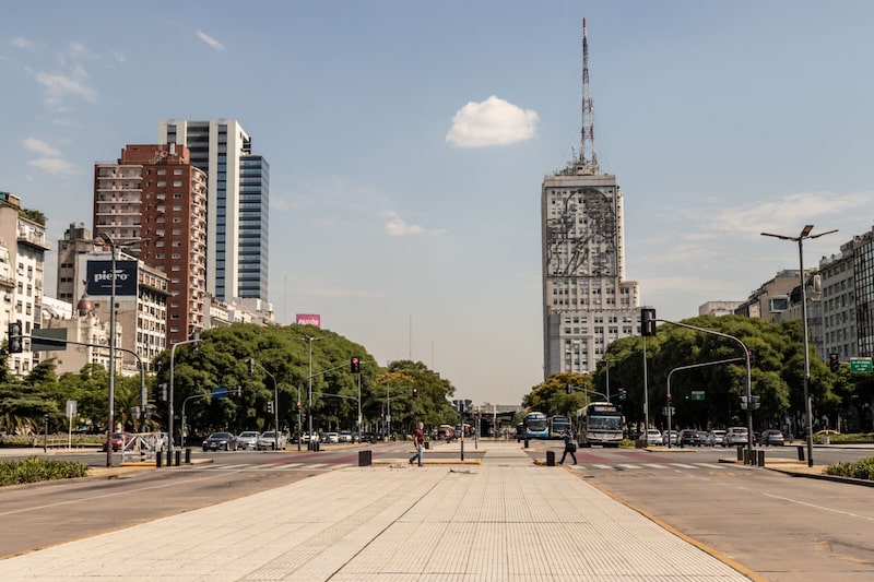Avenida 9 de julio en la Ciudad de Buenos Aires. Avenida 9 de julio en la Ciudad de Buenos Aires.