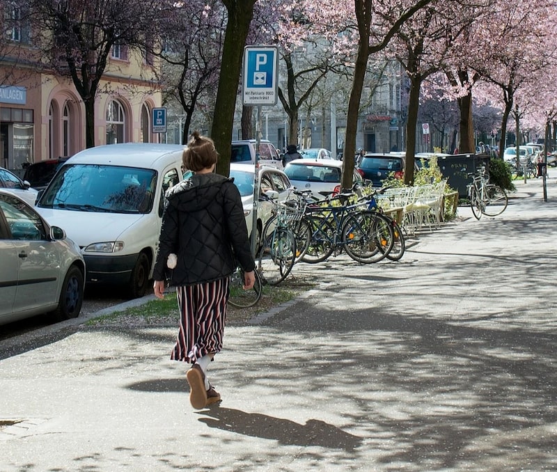 Una transeúnte en Zúrich, Suiza. Una transeúnte en Zúrich, Suiza.