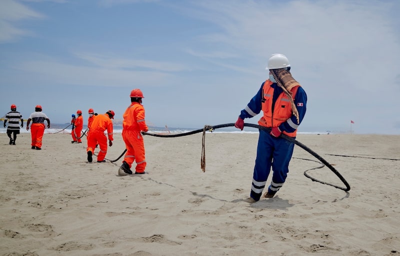 Instalación de un cable submarino en el Pacífico durante 2021 por las empresas Claro y Telxius. Instalación de un cable submarino en el Pacífico durante 2021 por las empresas Claro y Telxius.