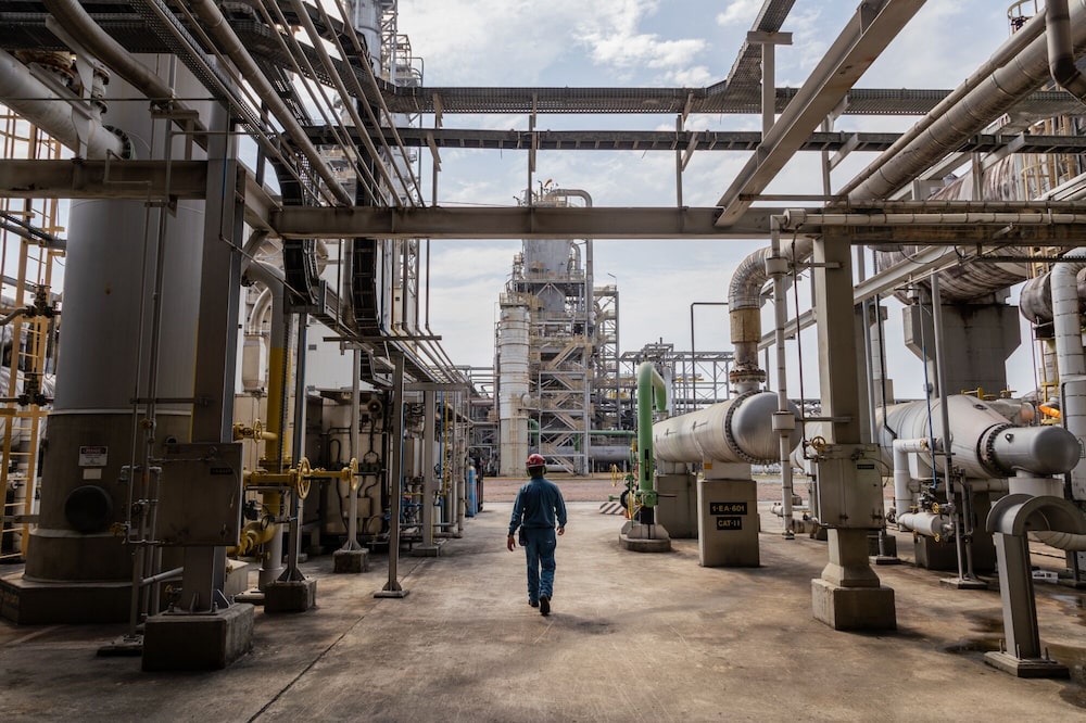 Un trabajador revisa las instalaciones de la planta petroquímica de Braskem en Duque de Caxias, Brasil, el jueves 31 de agosto de 2023. Un trabajador revisa las instalaciones de la planta petroquímica de Braskem en Duque de Caxias, Brasil, el jueves 31 de agosto de 2023.