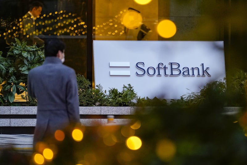 El logotipo de SoftBank en el exterior del edificio Tokyo Portcity Takeshiba. El logotipo de SoftBank en el exterior del edificio Tokyo Portcity Takeshiba.