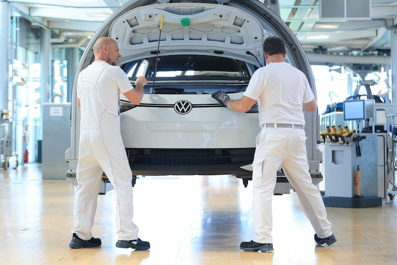 Funcionários trabalham na linha de produção da fábrica da Volkswagen em Dresden. (Foto: Krisztian Bocsi/Bloomberg) Funcionários trabalham na linha de produção da fábrica da Volkswagen em Dresden. (Foto: Krisztian Bocsi/Bloomberg)