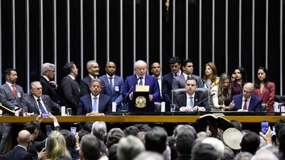 Lula toma posse como presidente e prega diálogo e defesa da democracia Lula toma posse como presidente e prega diálogo e defesa da democracia