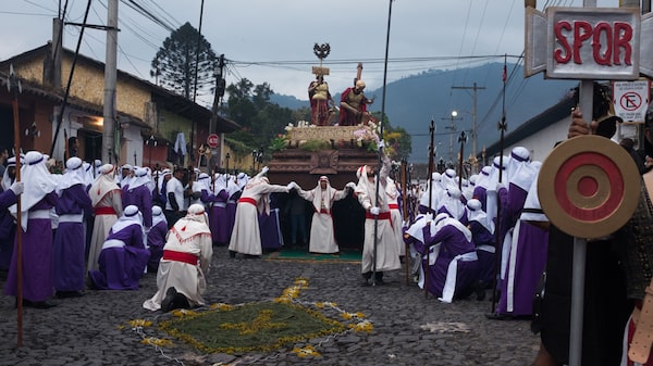 La Antigua se vuelve a pintar de morado con sus procesiones y místicos lugares La Antigua se vuelve a pintar de morado con sus procesiones y místicos lugares