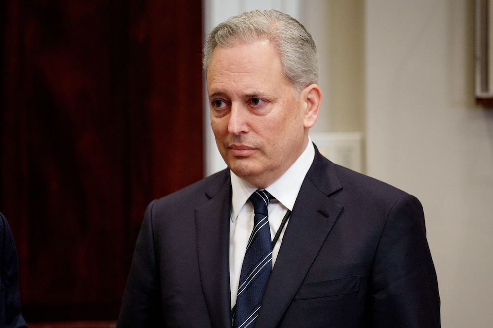 David Sacks, vestido con traje oscuro y corbata, durante un encuentro. David Sacks, vestido con traje oscuro y corbata, durante un encuentro.
