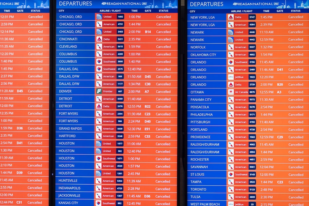 Un panel de información de vuelos en el Aeropuerto Nacional Ronald Reagan de Washington (DCA) en Arlington, Virginia, el 25 de enero. Un panel de información de vuelos en el Aeropuerto Nacional Ronald Reagan de Washington (DCA) en Arlington, Virginia, el 25 de enero.