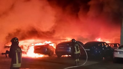Crise na Tesla: incêndio em concessionária em Roma deixa 17 veículos danificados Crise na Tesla: incêndio em concessionária em Roma deixa 17 veículos danificados