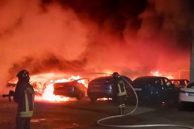 Os carros, as concessionárias e as portas de recarga da Tesla enfrentaram uma série de atos de vandalismo nas últimas semanas Os carros, as concessionárias e as portas de recarga da Tesla enfrentaram uma série de atos de vandalismo nas últimas semanas