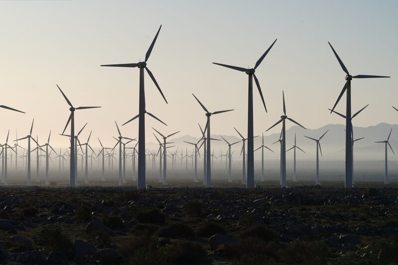 Diversificar o mix de energia dos Estados Unidos, incluindo usinas alimentadas por energia solar e eólica, pode ajudar cidadãos a enfrentar apagões durante eventos climáticos extremos Diversificar o mix de energia dos Estados Unidos, incluindo usinas alimentadas por energia solar e eólica, pode ajudar cidadãos a enfrentar apagões durante eventos climáticos extremos
