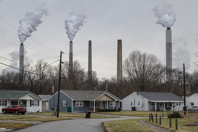 Chimeneas de gas en una central eléctrica en Louisville, Kentucky. Fotógrafo: Jon Cherry/Getty Images Chimeneas de gas en una central eléctrica en Louisville, Kentucky. Fotógrafo: Jon Cherry/Getty Images