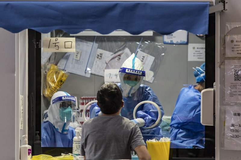 Pruebas de Covid-19 en un puesto cerca de la calle comercial Nanjing Road, en Shanghái, China, el sábado 9 de julio de 2022. Fotógrafo: Qilai Shen/Bloomberg. Pruebas de Covid-19 en un puesto cerca de la calle comercial Nanjing Road, en Shanghái, China, el sábado 9 de julio de 2022. Fotógrafo: Qilai Shen/Bloomberg.
