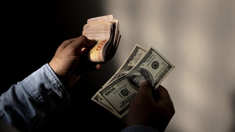 Crise na Argentina aumenta e governo tenta evitar colapso total da moeda Crise na Argentina aumenta e governo tenta evitar colapso total da moeda