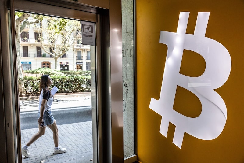 El logotipo de Bitcoin en una plataforma de intercambio de criptomonedas de Barcelona, El logotipo de Bitcoin en una plataforma de intercambio de criptomonedas de Barcelona,