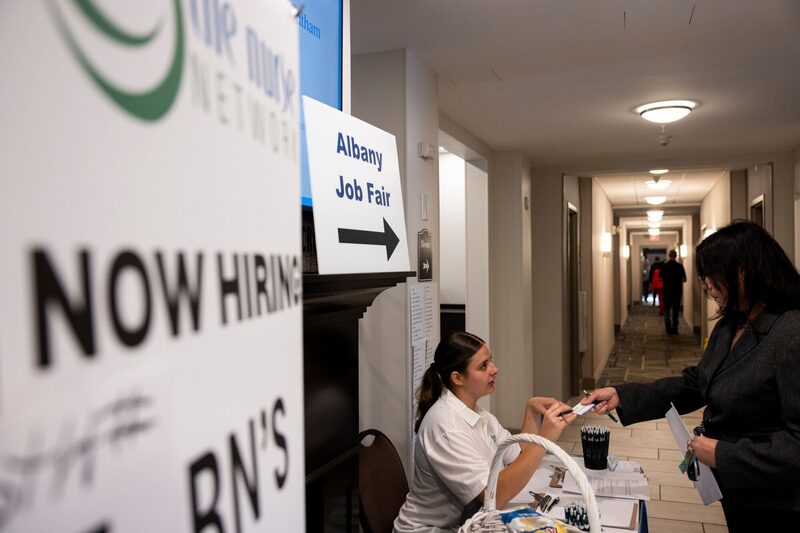 La mayoría de las divisas de los mercados emergentes se debilitaron después de que los sólidos datos de las nóminas estadounidenses enfriaran las apuestas sobre otro gran recorte de la Reserva Federal. La mayoría de las divisas de los mercados emergentes se debilitaron después de que los sólidos datos de las nóminas estadounidenses enfriaran las apuestas sobre otro gran recorte de la Reserva Federal.