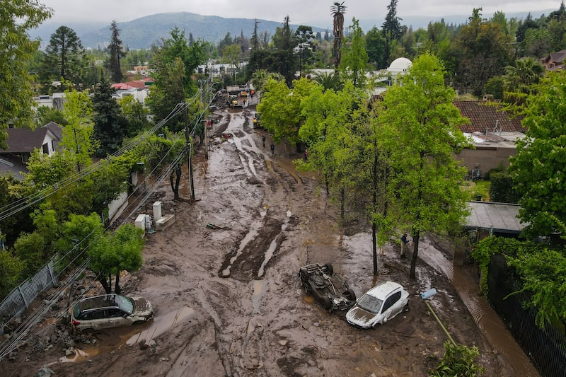 Una calle cubierta de barro en Las Condes, un día después de que las fuertes lluvias azotaran Santiago de Chile. Fotógrafo: Marcelo Hernández/Getty Images. Una calle cubierta de barro en Las Condes, un día después de que las fuertes lluvias azotaran Santiago de Chile. Fotógrafo: Marcelo Hernández/Getty Images.