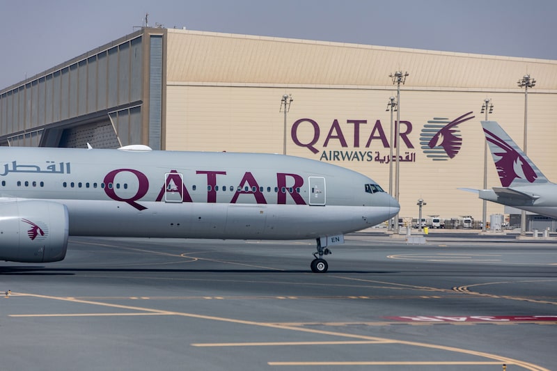 Un avión de pasajeros operado por Qatar Airways QCSC se dirige a la puerta de embarque en el Aeropuerto Internacional Hamad de Doha, Qatar. Un avión de pasajeros operado por Qatar Airways QCSC se dirige a la puerta de embarque en el Aeropuerto Internacional Hamad de Doha, Qatar.