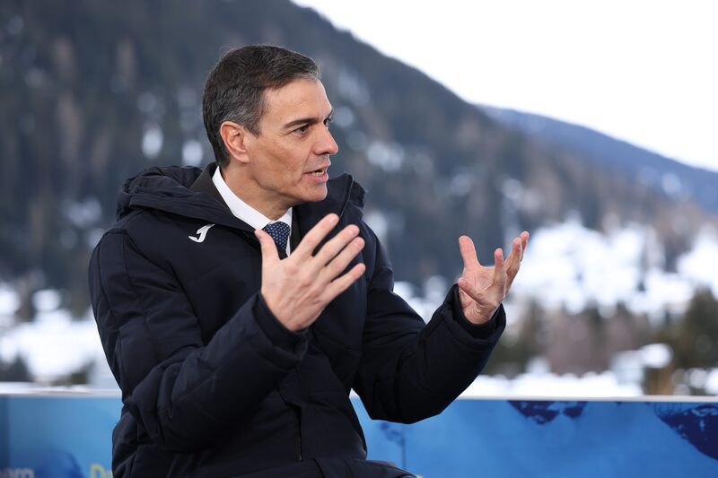 En Davos, Sánchez se encuentra como parte de un número cada vez menor de líderes europeos de izquierdas que están en desacuerdo con las políticas del presidente estadounidense Donald Trump y sus aliados en la región. En Davos, Sánchez se encuentra como parte de un número cada vez menor de líderes europeos de izquierdas que están en desacuerdo con las políticas del presidente estadounidense Donald Trump y sus aliados en la región.
