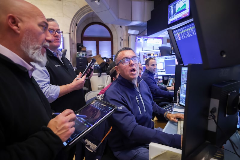 Traders On The Floor Of The New York Stock Exchange As Stocks Hit By Software Selloff Traders On The Floor Of The New York Stock Exchange As Stocks Hit By Software Selloff