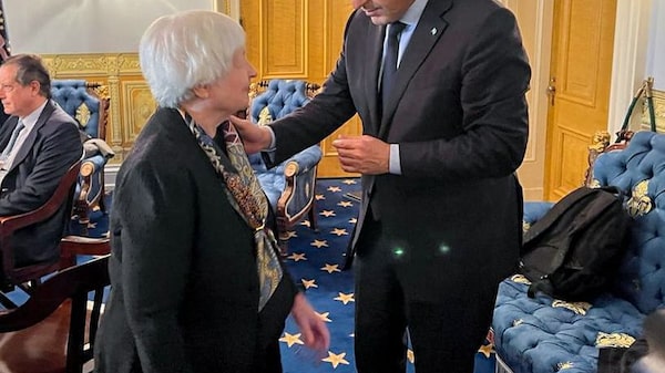 Bonos argentinos se estabilizan con Massa al frente del Ministerio de Economía Bonos argentinos se estabilizan con Massa al frente del Ministerio de Economía