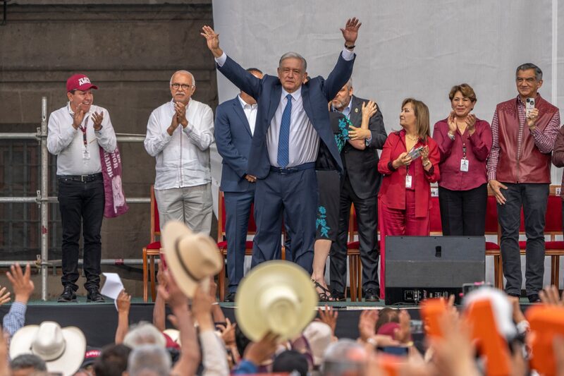 Andrés Manuel López Obrador, presidente de México, durante un mitin para celebrar sus cinco años en el cargo, en la Plaza del Zócalo de Ciudad de México, México, el sábado 1 de julio de 2023. El partido gobernante Morena de AMLO está celebrando una carrera interna de tres meses para elegir a un sucesor para el carismático presidente, en un pivote de un proceso histórico en el que un presidente en funciones elegiría a dedo a su candidato del partido. Fotógrafo: Alejandro Cegarra/Bloomberg Andrés Manuel López Obrador, presidente de México, durante un mitin para celebrar sus cinco años en el cargo, en la Plaza del Zócalo de Ciudad de México, México, el sábado 1 de julio de 2023. El partido gobernante Morena de AMLO está celebrando una carrera interna de tres meses para elegir a un sucesor para el carismático presidente, en un pivote de un proceso histórico en el que un presidente en funciones elegiría a dedo a su candidato del partido. Fotógrafo: Alejandro Cegarra/Bloomberg