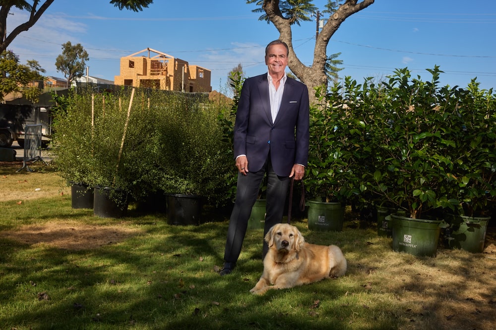 Rick Caruso contratou bombeiros particulares para salvar o Palisades Village de um incêndio e gastou US$ 100 milhões para limpar e reabrir o shopping center. (Foto: Maggie Shannon/Bloomberg) Rick Caruso contratou bombeiros particulares para salvar o Palisades Village de um incêndio e gastou US$ 100 milhões para limpar e reabrir o shopping center. (Foto: Maggie Shannon/Bloomberg)
