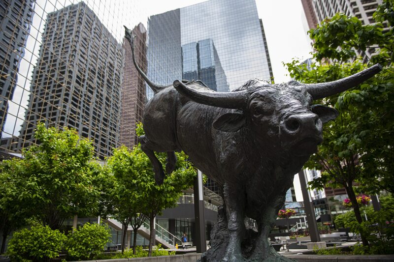 Una estatua de un toro fuera de la oficina de Enbridge en Calgary, Alberta, Canadá, el lunes 20 de junio de 2022. Una estatua de un toro fuera de la oficina de Enbridge en Calgary, Alberta, Canadá, el lunes 20 de junio de 2022.