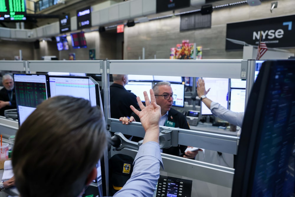 Traders work on the floor of the American Stock Exchange (AMEX) at the New York Stock Exchange (NYSE) in New York, US, on Friday, June 5, 2026. Wall Street's historic weekly run is poised to come to a halt, with stocks and bonds falling after a solid jobs report added to speculation the Federal Reserve's next interest-rate move will be a hike. Photographer: Michael Nagle/Bloomberg Traders work on the floor of the American Stock Exchange (AMEX) at the New York Stock Exchange (NYSE) in New York, US, on Friday, June 5, 2026. Wall Street's historic weekly run is poised to come to a halt, with stocks and bonds falling after a solid jobs report added to speculation the Federal Reserve's next interest-rate move will be a hike. Photographer: Michael Nagle/Bloomberg