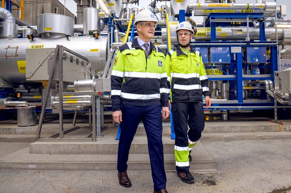 Svein Tore Holsether, CEO da Yara (à direita), e Jonas Gahr Store, primeiro-ministro da Noruega (Foto: Naina Helén Jåma/Bloomberg) Svein Tore Holsether, CEO da Yara (à direita), e Jonas Gahr Store, primeiro-ministro da Noruega (Foto: Naina Helén Jåma/Bloomberg)