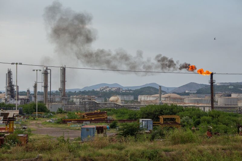 Quema en la refinería de Puerto La Cruz en el oriente de Venezuela. Quema en la refinería de Puerto La Cruz en el oriente de Venezuela.