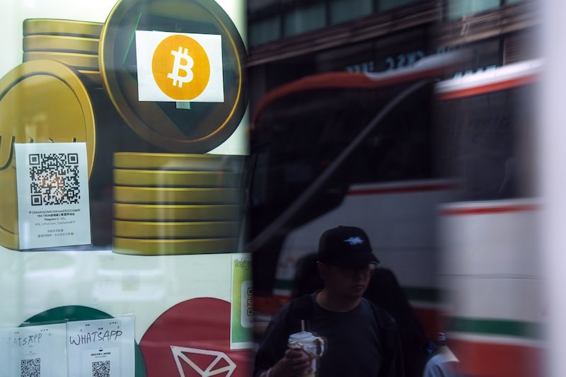 Cartel sobre la criptomoneda Bitcoin en Hong Kong, China. Fotógrafo: Lam Yik/Bloomberg Cartel sobre la criptomoneda Bitcoin en Hong Kong, China. Fotógrafo: Lam Yik/Bloomberg