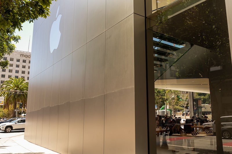 Clientes en el interior de una tienda de Apple en San Francisco, California, EE.UU. Clientes en el interior de una tienda de Apple en San Francisco, California, EE.UU.