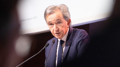 Arnault promete poseer más del 50% de LVMH y empieza a comprar acciones Arnault promete poseer más del 50% de LVMH y empieza a comprar acciones