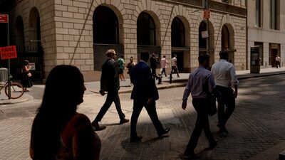 Atração de jovens talentos em Wall St entra em xeque com jornadas de 100 horas Atração de jovens talentos em Wall St entra em xeque com jornadas de 100 horas